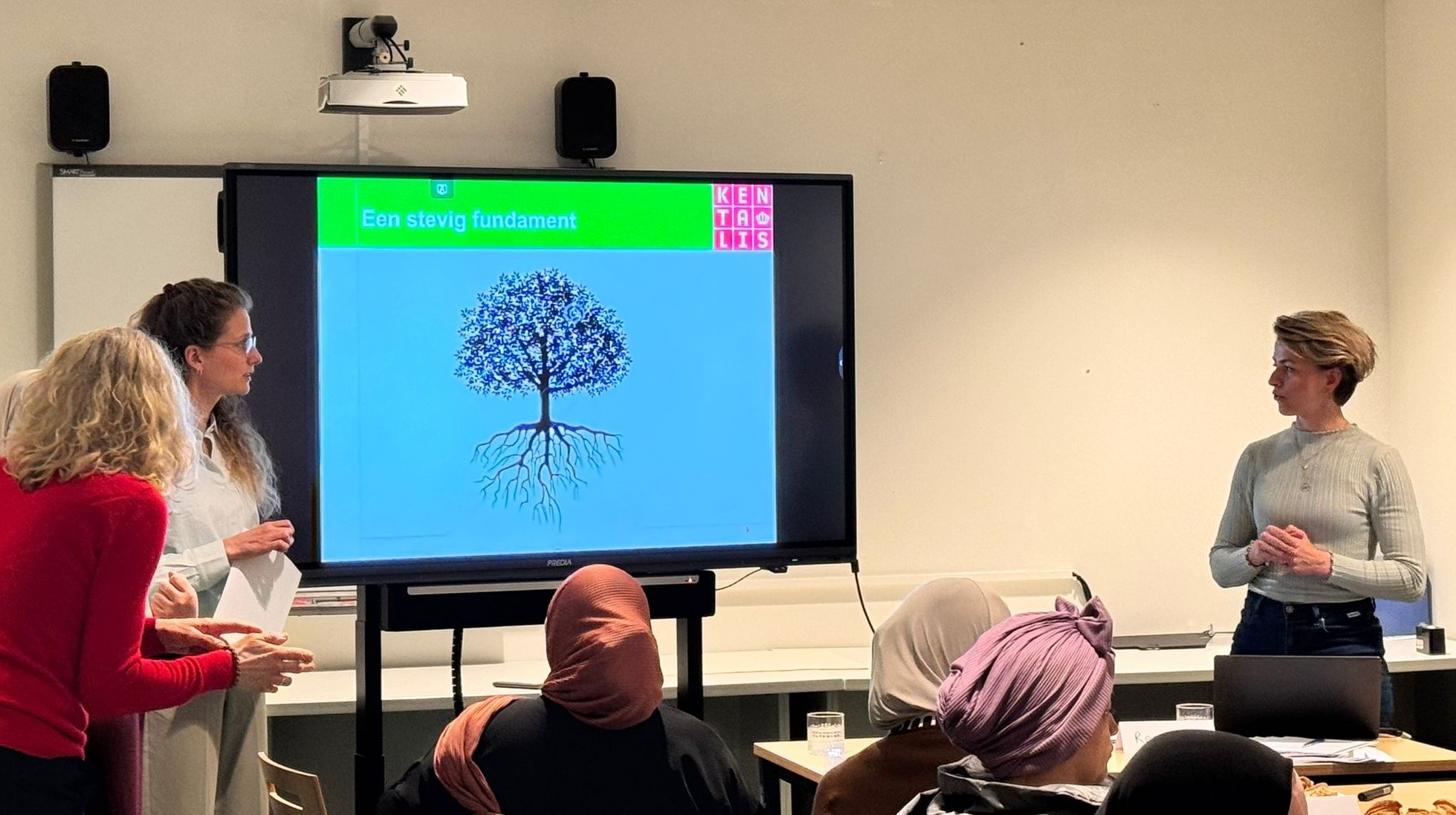 Foto van een ouderbijeenkomst Taalstimulering in het kader van Geen Kind de Buurt Uit