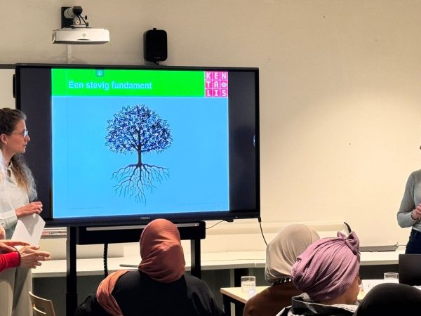 Foto van een ouderbijeenkomst Taalstimulering in het kader van Geen Kind de Buurt Uit