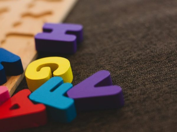 Illustratie van houten letterss bij bericht Activiteiten TOS via Geen Kind de Buurt Uit, foto van Ryan Wallace via Unsplash